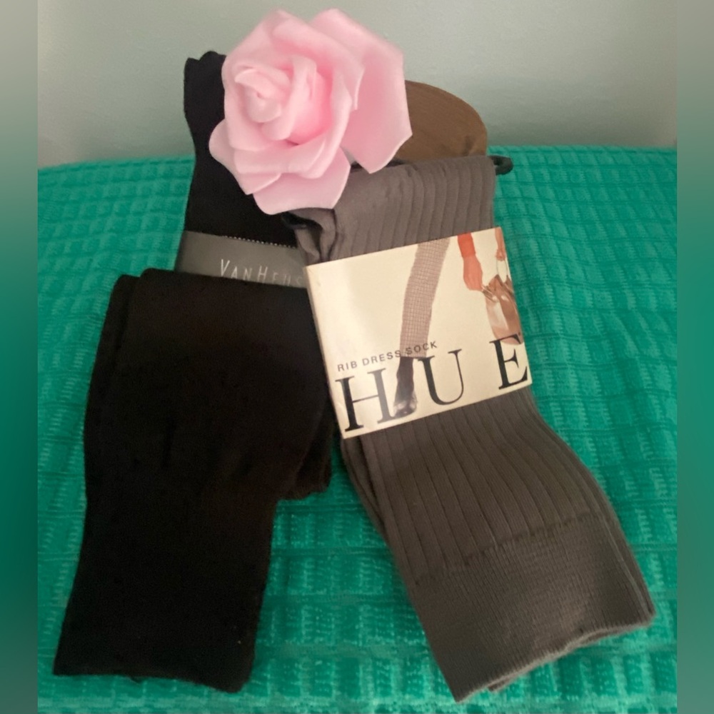 2-NWT-PAIRS OF WOMENS DRESS SOCKS VAN HEUSEN AND HUE - Picture 10 of 13